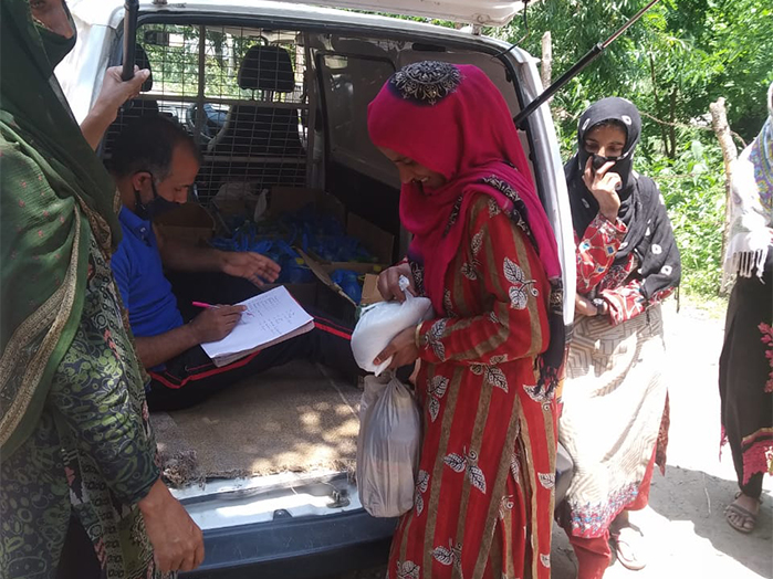 Veterans' widows receive grocery kits in Srinagar