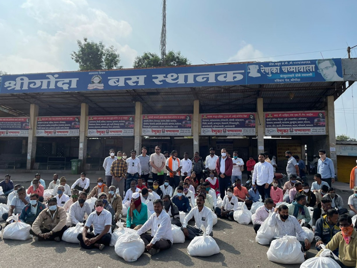 Bus drivers and conductors receive relief kits during Pune transport strike by MMPC charity initiative