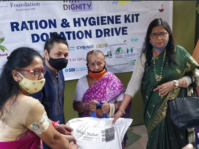Kailash Kher distributes hygiene and grocery kits to musicians at NGO charity event for poverty relief in Pune